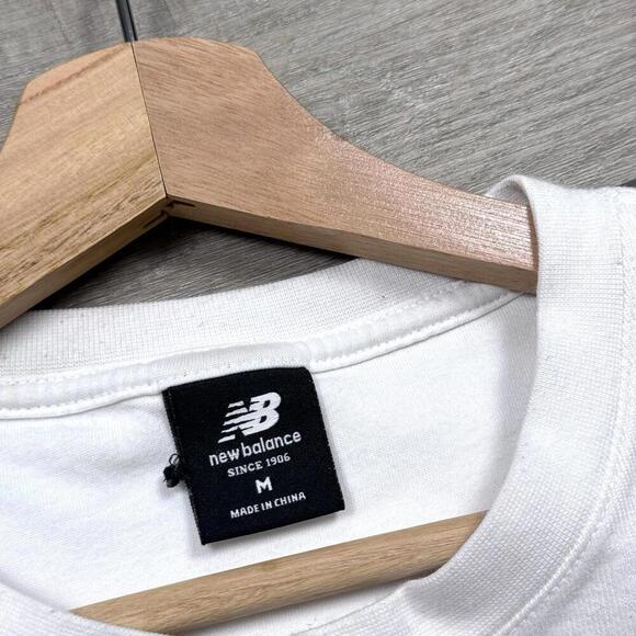 New Balance T-Shirt Mens Medium White USA Flag Patch Logo Athletic Heavy Weight - Picture 2 of 11